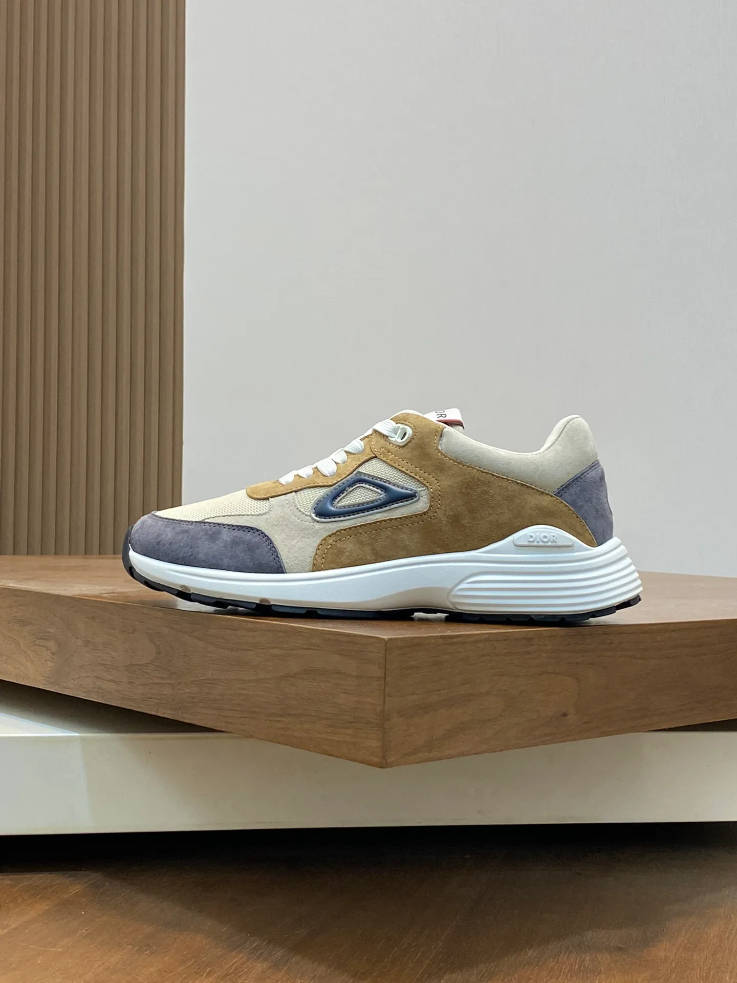 Men's men's shoes 💰440 [New style] 🐦‍⬛🐦‍⬛ Dior low-top series casual sports shoes sneakers original purchase development production production This sports shoe is a classic item. Crafted from Dior Gray cow leather with tonal CD Diamond canvas panels on the sides. The CD Icon-shaped shoelace eyelets are subtle and sophisticated, and the two-tone rubber sole, tongue and heel are all decorated with distinctive details for added sophistication. The padded high-top design makes the shape more refined and improves comfort and support. Fashionable and versatile, it can complement any look.  Exquisite packaging at the delivery counter 🛍📦 ▪️Fabric: Original customized calfskin ▪️Inner lining: Customized breathable lining ▪️Outsole: Original molded TPU combination outsole ▪️Sole thickness: 3CM ▪️Size: Men's size 39-45 (38 45 customized)